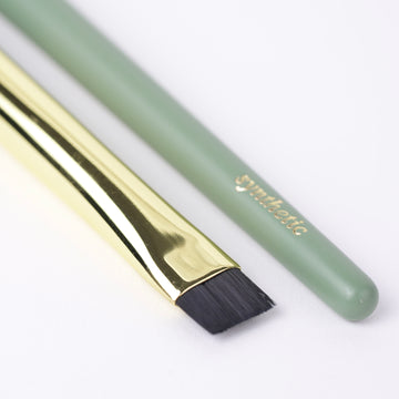 Precision flat makeup brush for sharp contouring, concealer blending, and clean edges.