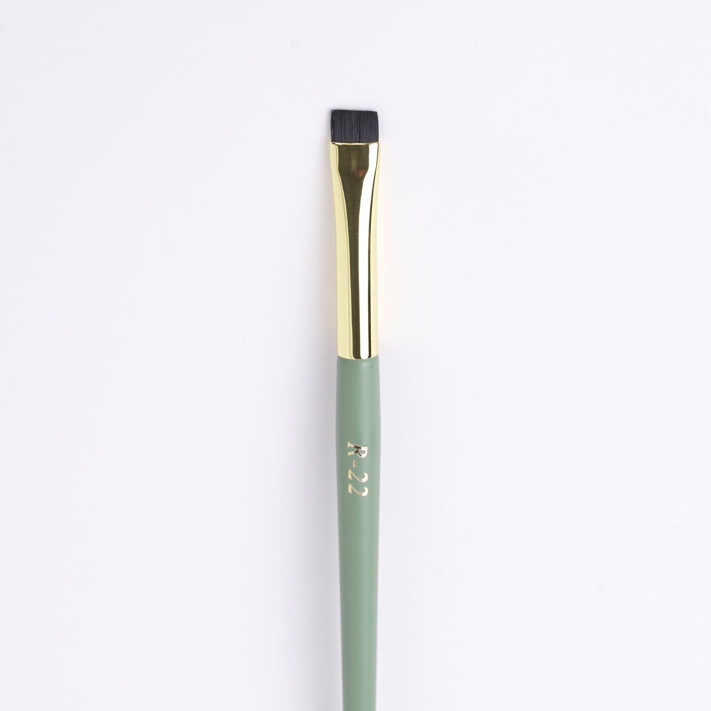 R‑22 precision flat makeup brush – ideal for spot concealer, detailing, and edge definition