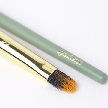 Soft duo fiber brush designed for precise lip application and smooth cream eyeshadow blending.