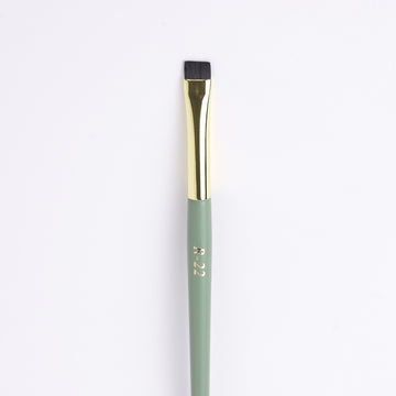 R‑22 precision flat makeup brush – ideal for spot concealer, detailing, and edge definition