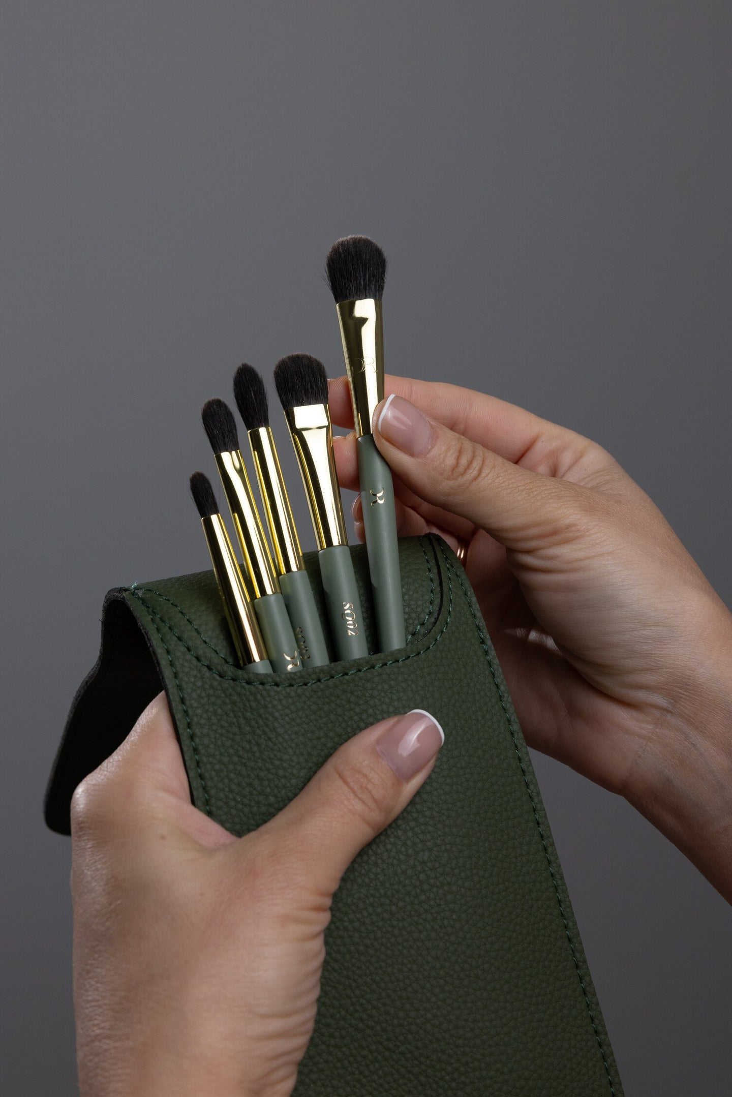 WHISPER TOUCH (SQUIRREL HAIR)