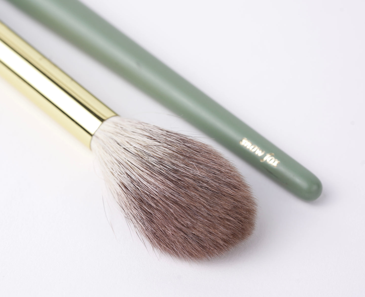 107R SNOW FOX BLUSH BRUSH