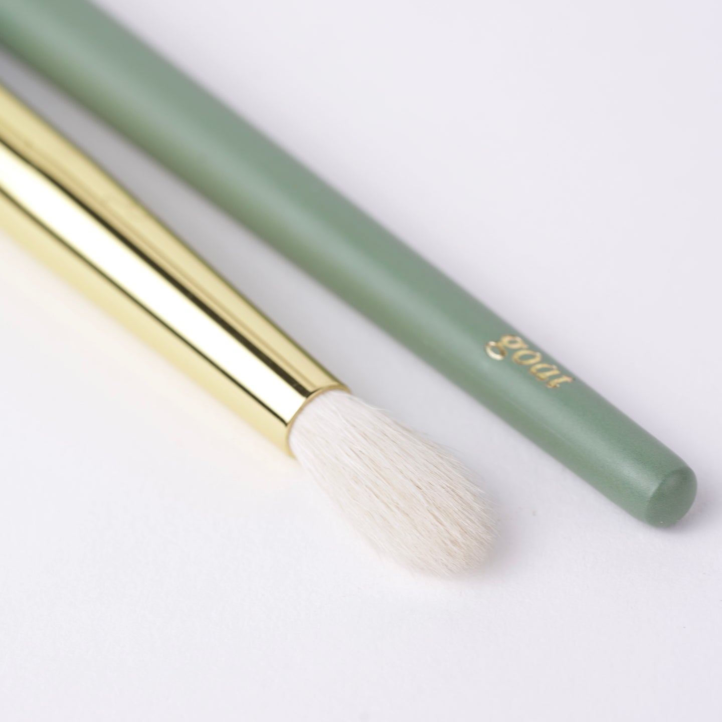 111R DEFINING CREASE BRUSH