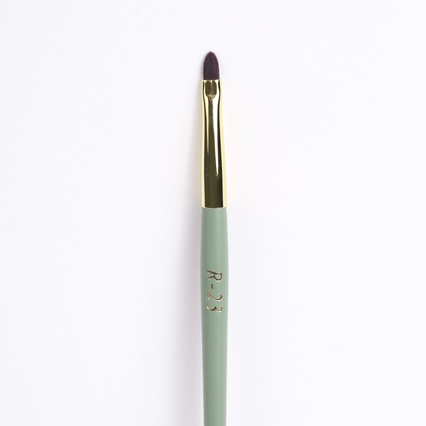 Professional R-23 precision lip brush with gold ferrule and soft tapered bristles – perfect for lipstick and eyeliner application