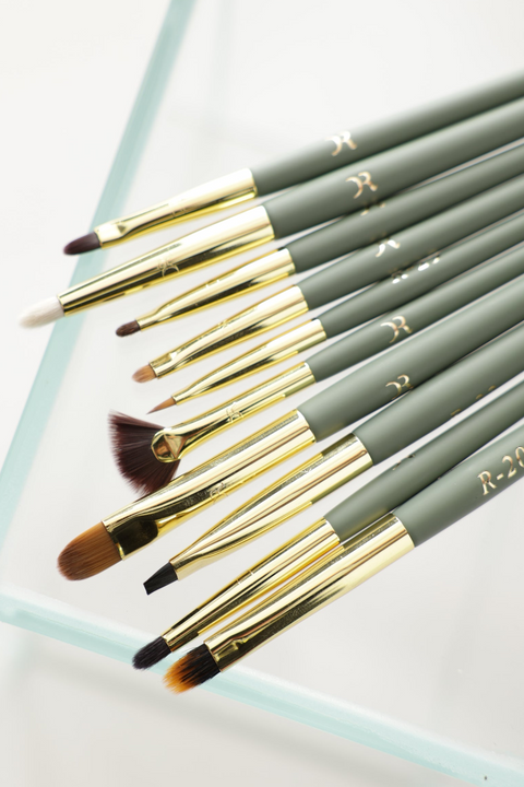 Dorina Rotari Stiletto brush set featuring precision gold-detailed brushes for eye and detail work
